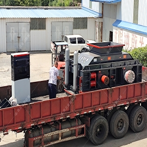 第二臺2PG1500x1000大型液壓對輥破碎機發貨 發往廣東