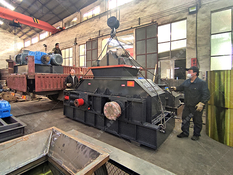 2PG1208大型對輥破碎機設備發往內蒙古 