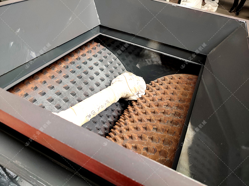 2PGC0809大型雙齒輥破碎機發(fā)貨圖片_發(fā)往山東濟(jì)寧_破碎石頭